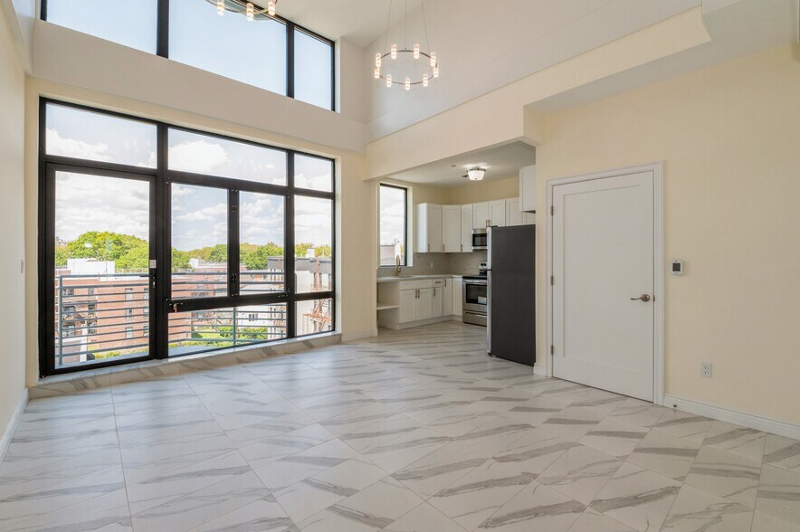 326 Avenue U, Brooklyn, NY for sale - Interior Photo - Image 2 of 13