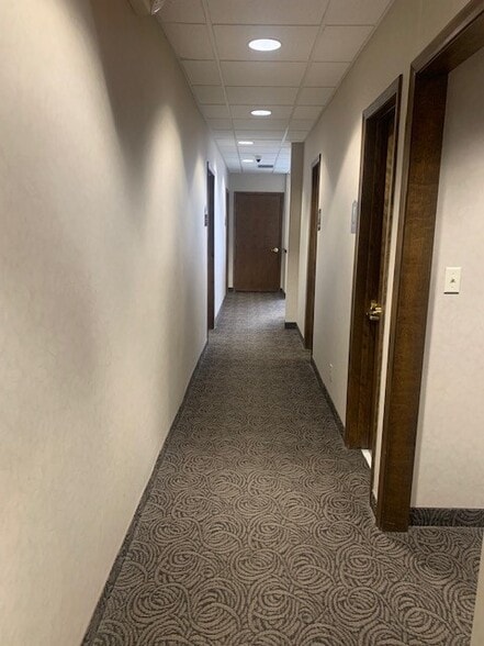 1589-1601 Hwy 7, Hopkins, MN for lease - Interior Photo - Image 2 of 5