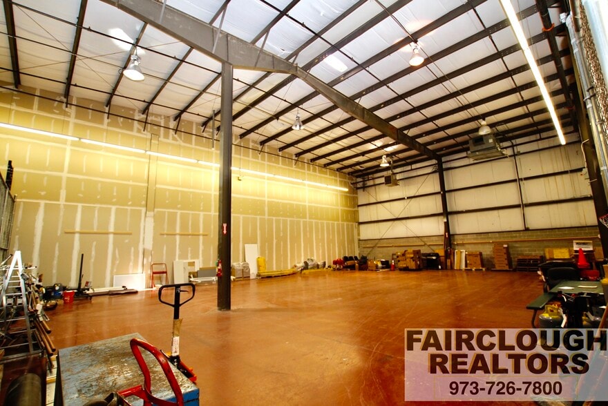 210 West Parkway, Pompton Plains, NJ for lease - Interior Photo - Image 2 of 15