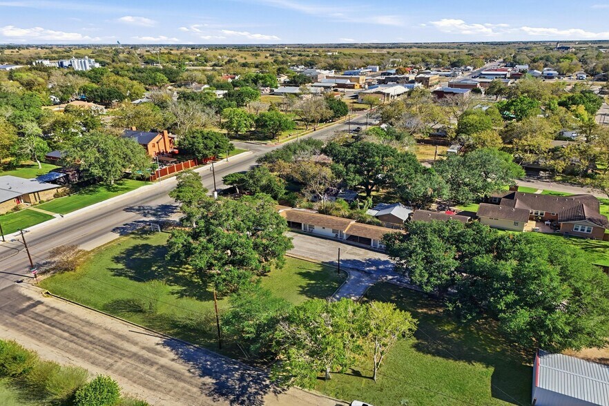 1016 N Ave E, Shiner, TX à vendre - Photo du bâtiment - Image 3 de 19