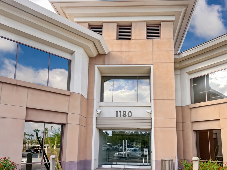 1180 N Town Center Dr, Las Vegas, NV à louer - Photo du bâtiment - Image 2 de 14