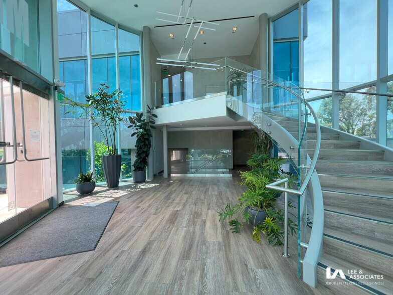 6 Thomas, Irvine, CA à louer - Photo du bâtiment - Image 3 de 12