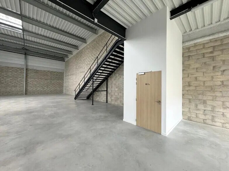 27 Avenue Du Gros Chene, Éragny for lease - Interior Photo - Image 3 of 16