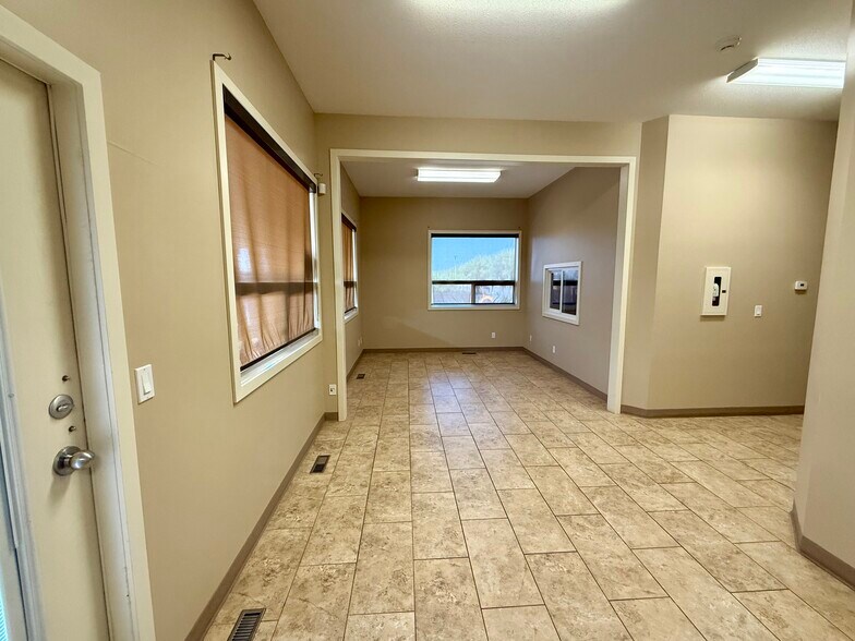 9005 127 Av NW, Edmonton, AB à louer - Photo du bâtiment - Image 2 de 15