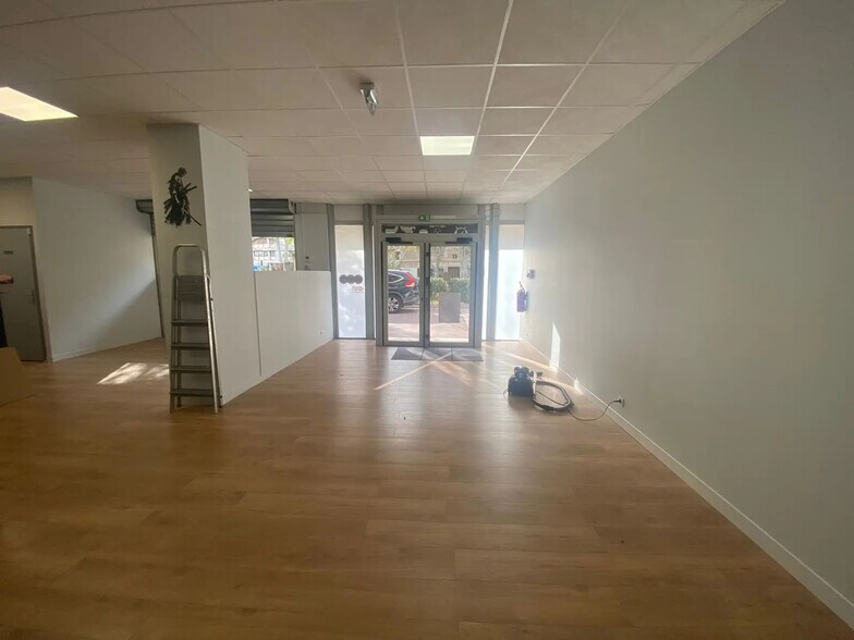 Retail in Marseille for lease - Interior Photo - Image 2 of 5