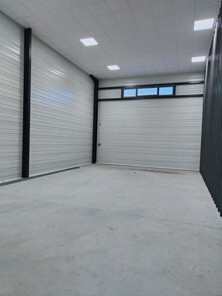 Flex in Deyme for lease - Interior Photo - Image 2 of 3
