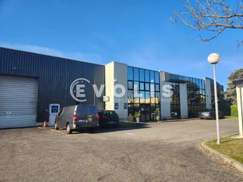 Office in Genas for lease - Building Photo - Image 2 of 4