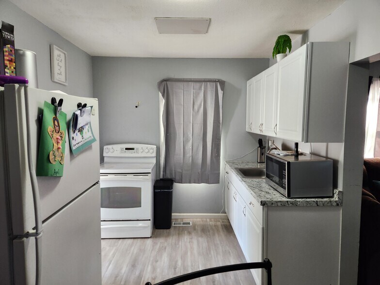 90 Old Quogue Rd, Riverhead, NY à vendre - Photo intérieure - Image 3 de 12