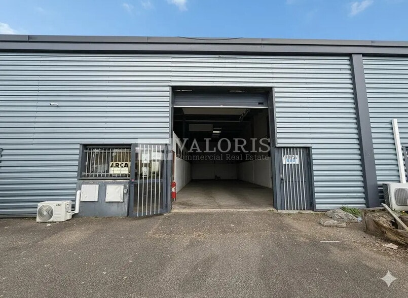 Office in Décines-Charpieu for lease - Building Photo - Image 2 of 5