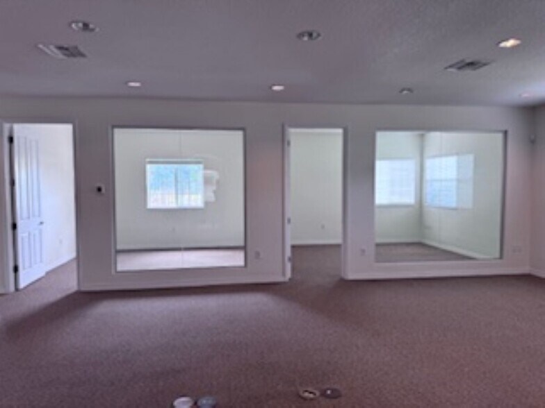 13051 W Linebaugh Ave, Tampa, FL à louer - Photo du bâtiment - Image 3 de 10