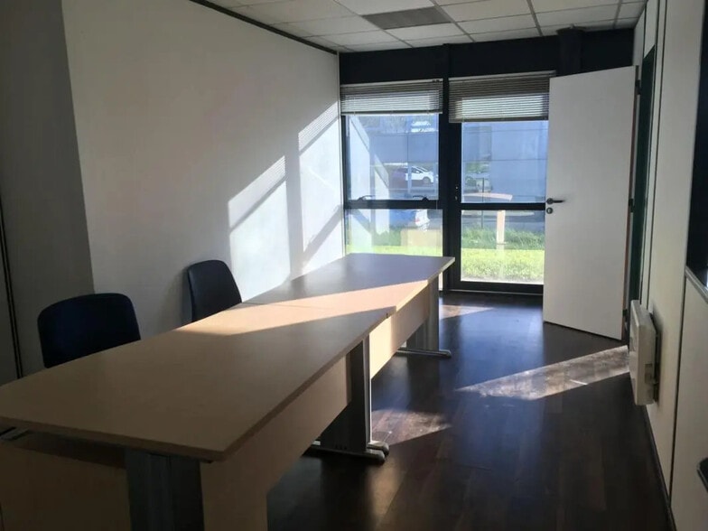 Flex in Lormont for lease - Interior Photo - Image 2 of 7