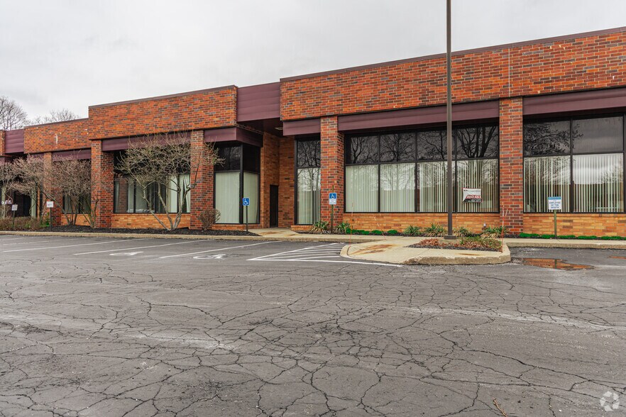 6935 Treeline Dr, Brecksville, OH à louer - Photo du bâtiment - Image 2 de 8