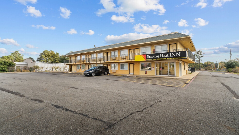 900 Realtor Ave, Texarkana, AR for sale - Building Photo - Image 1 of 13