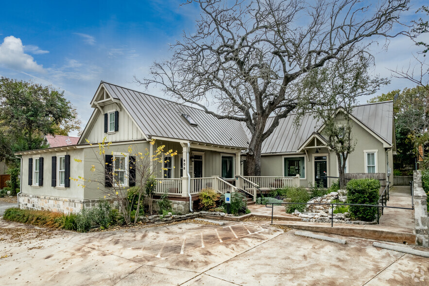 908 S Main St, Boerne, TX à louer - Photo du bâtiment - Image 1 de 12