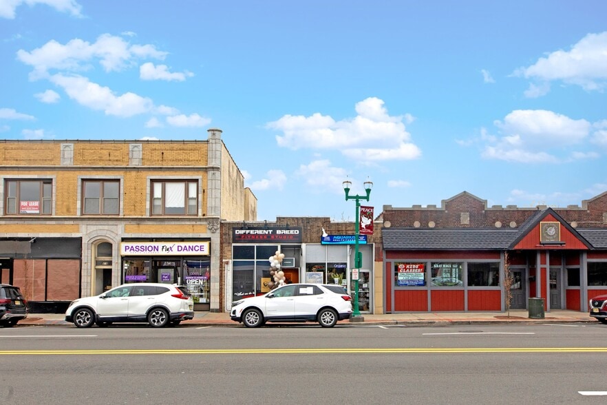 418-420 Cedar Ln, Teaneck, NJ for sale - Building Photo - Image 2 of 6