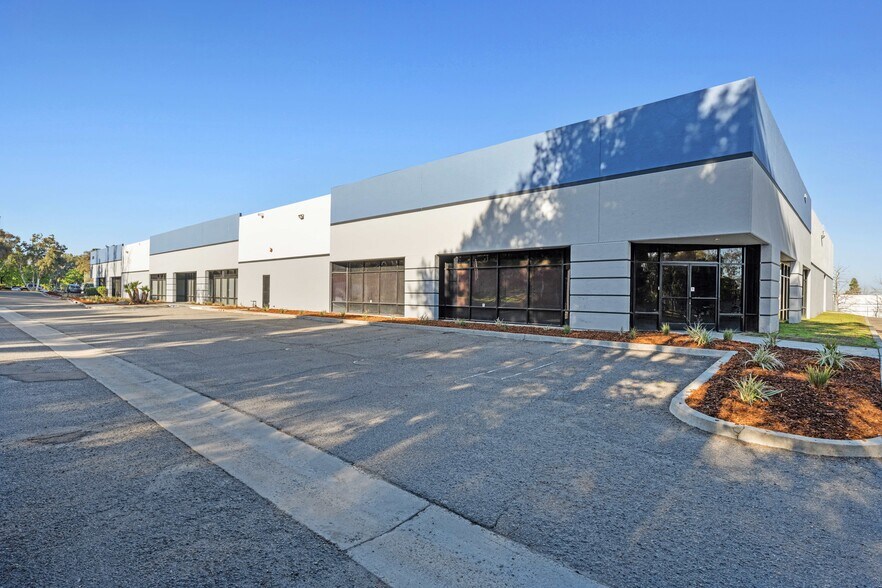 2459 Dogwood Way, Vista, CA à louer - Photo du bâtiment - Image 3 de 8