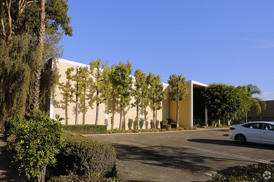 16691 Noyes Ave, Irvine, CA à vendre - Photo du bâtiment - Image 3 de 9