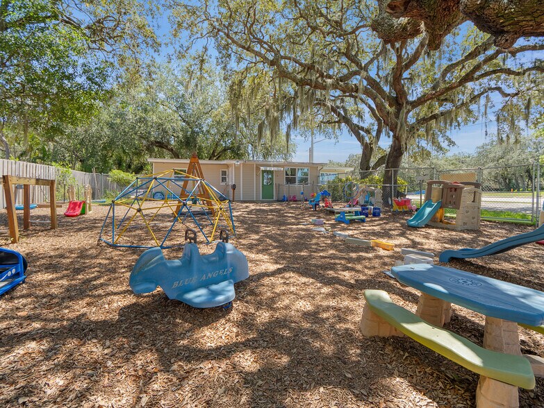 10 N Hilltop Dr, Titusville, FL à vendre - Photo du bâtiment - Image 3 de 26