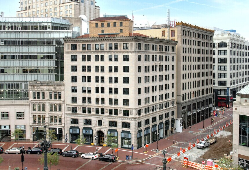 54 Monument Cir, Indianapolis, IN à louer - Photo du bâtiment - Image 1 de 9