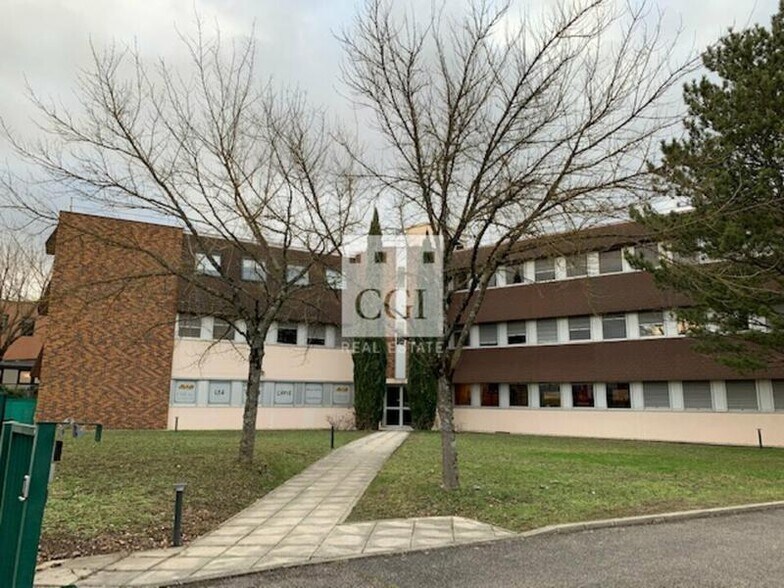 7 Rue Maryse Bastié, Bron à louer - Photo du bâtiment - Image 1 de 4