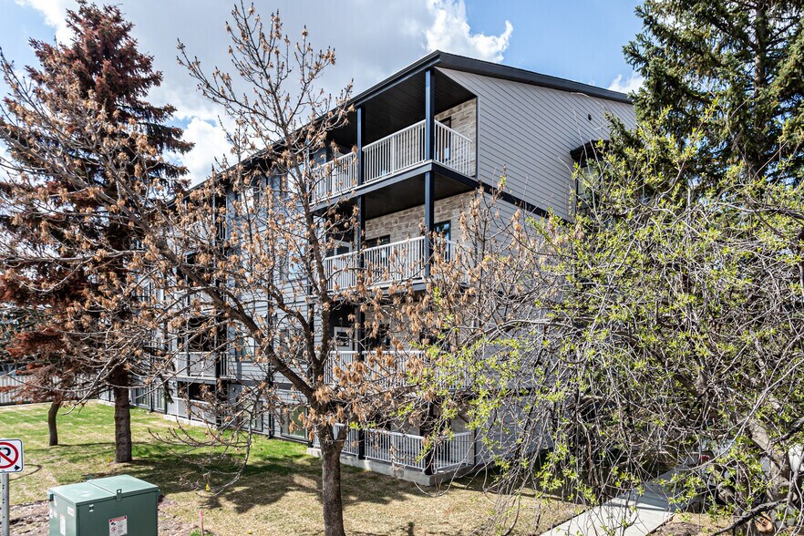 14808 26th St NW, Edmonton, AB à vendre - Photo du bâtiment - Image 2 de 2