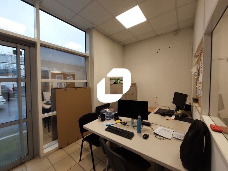 Flex in Bois-d'Arcy for lease - Interior Photo - Image 2 of 12