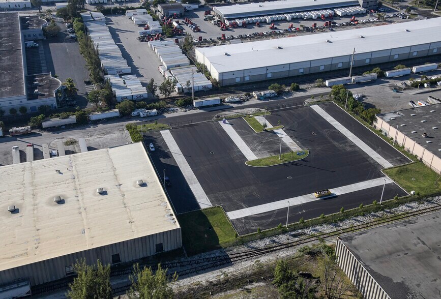 3523 NW 116th St, Miami, FL à louer - Photo du bâtiment - Image 3 de 3