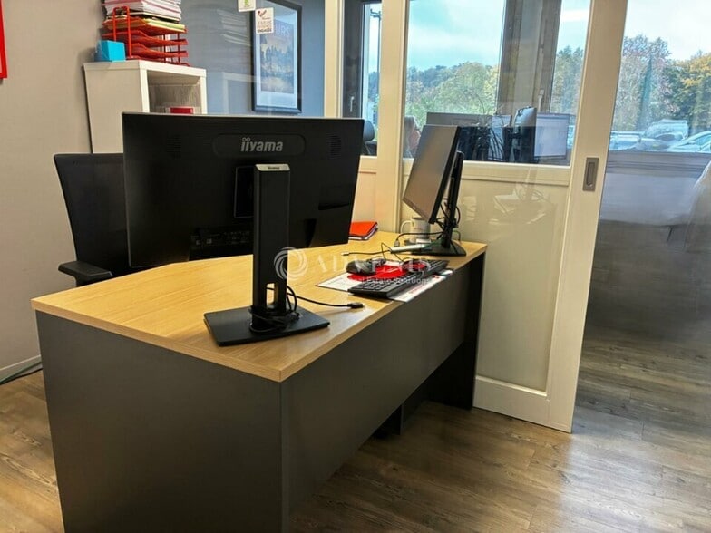 Office in Saint-Avertin for lease - Interior Photo - Image 2 of 5