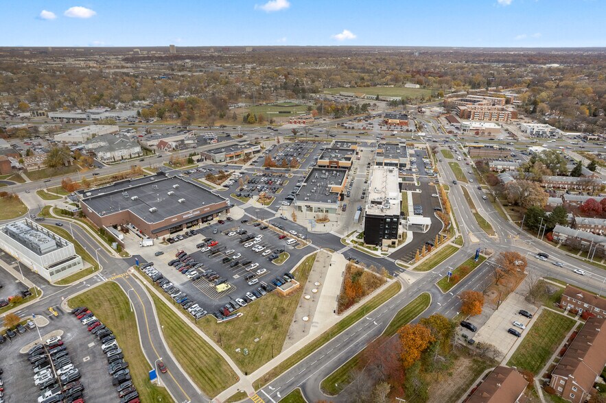 Woodward Ave, Royal Oak, MI à louer - Photo du bâtiment - Image 2 de 38