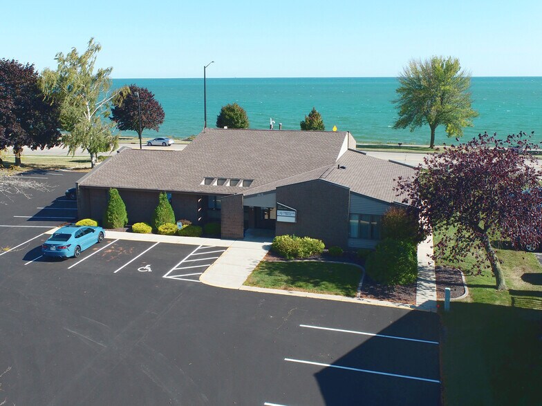 1010 Maritime Dr, Manitowoc, WI à louer - Photo du bâtiment - Image 1 de 2