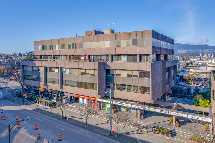 1755 W Broadway, Vancouver, BC à louer - Photo du bâtiment - Image 1 de 8