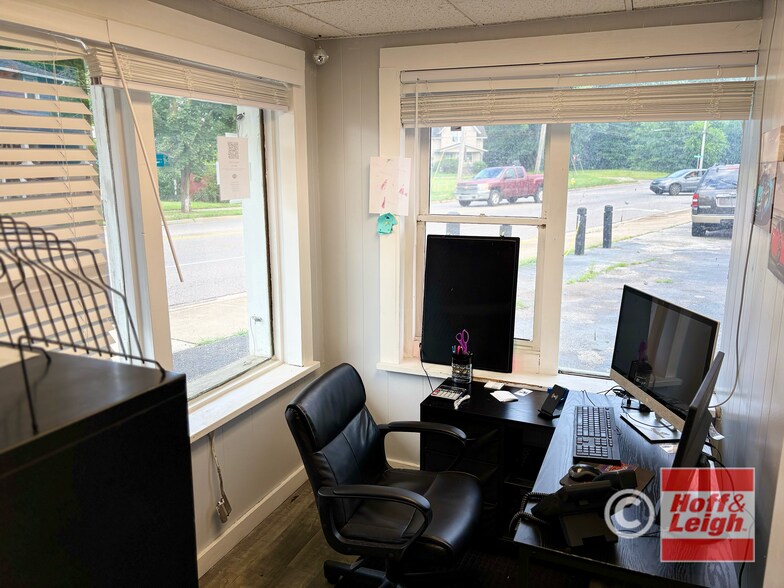 2414 East Ave, Akron, OH à vendre - Photo intérieure - Image 2 de 9