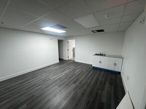 2929 NW 73rd St, Miami, FL à louer Photo intérieure- Image 2 de 15