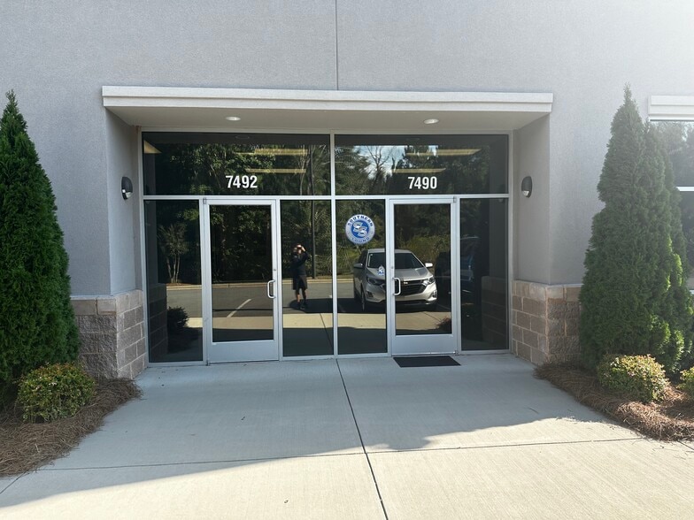 7500 Waterside Peak Dr, Denver, NC for lease - Building Photo - Image 2 of 4