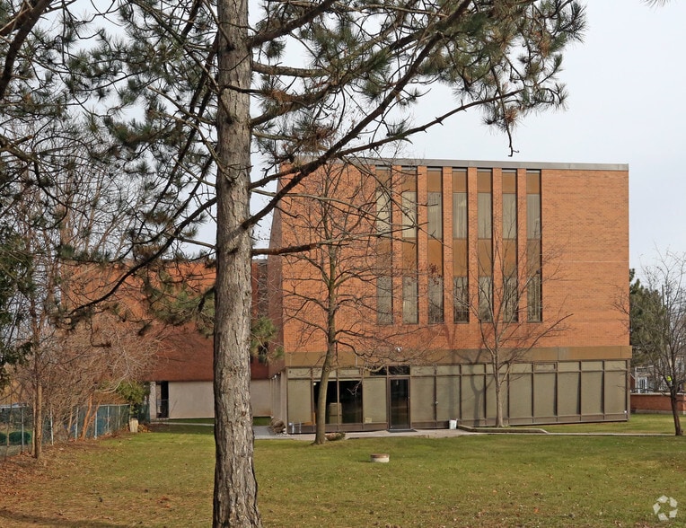 200 Finch Ave W, Toronto, ON for lease - Building Photo - Image 3 of 6