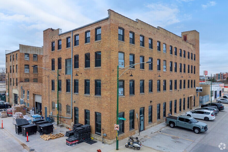 1525 W Homer St, Chicago, IL à louer - Photo du bâtiment - Image 2 de 15