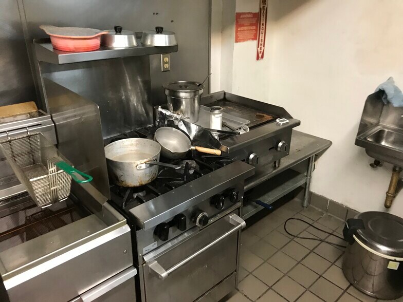 7215-7217 Melrose Ave, Los Angeles, CA for lease - Interior Photo - Image 2 of 11