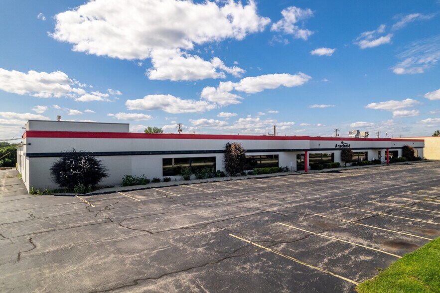 6212 Material Ave, Loves Park, IL à vendre - Photo du bâtiment - Image 3 de 79