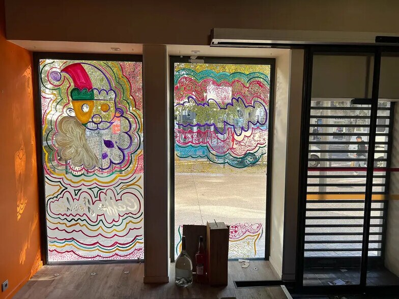 Commerce de détail dans Aix-en-Provence à louer - Photo du bâtiment - Image 2 de 4