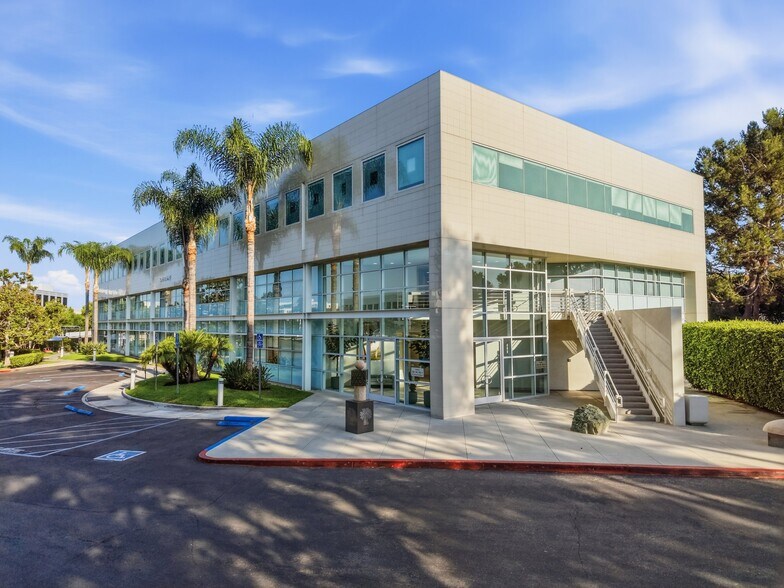 1 Venture, Irvine, CA à louer - Photo du bâtiment - Image 2 de 11