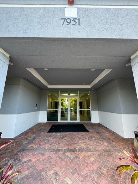 7951 Riviera Blvd, Miramar, FL à louer - Photo du bâtiment - Image 2 de 21