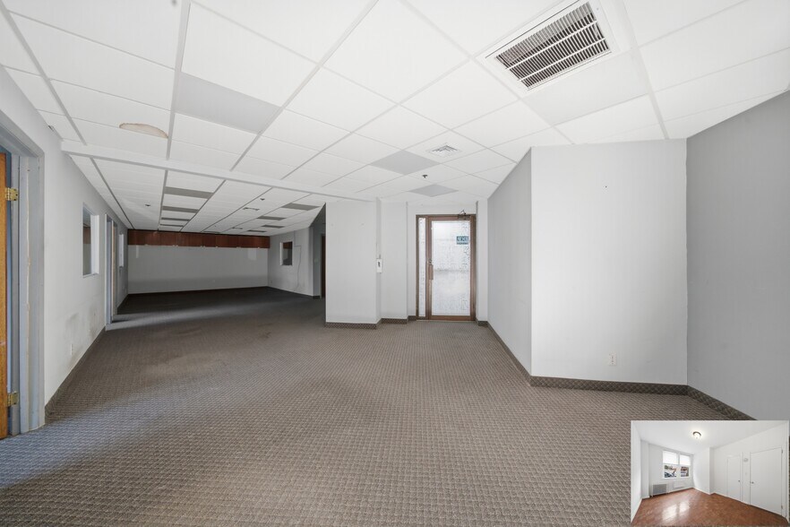 66-00 66-00 Borden Ave, Maspeth, NY à louer - Photo du bâtiment - Image 3 de 16