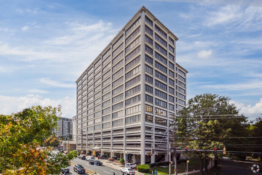 5530 Wisconsin Ave, Chevy Chase, MD à louer - Photo du bâtiment - Image 3 de 5