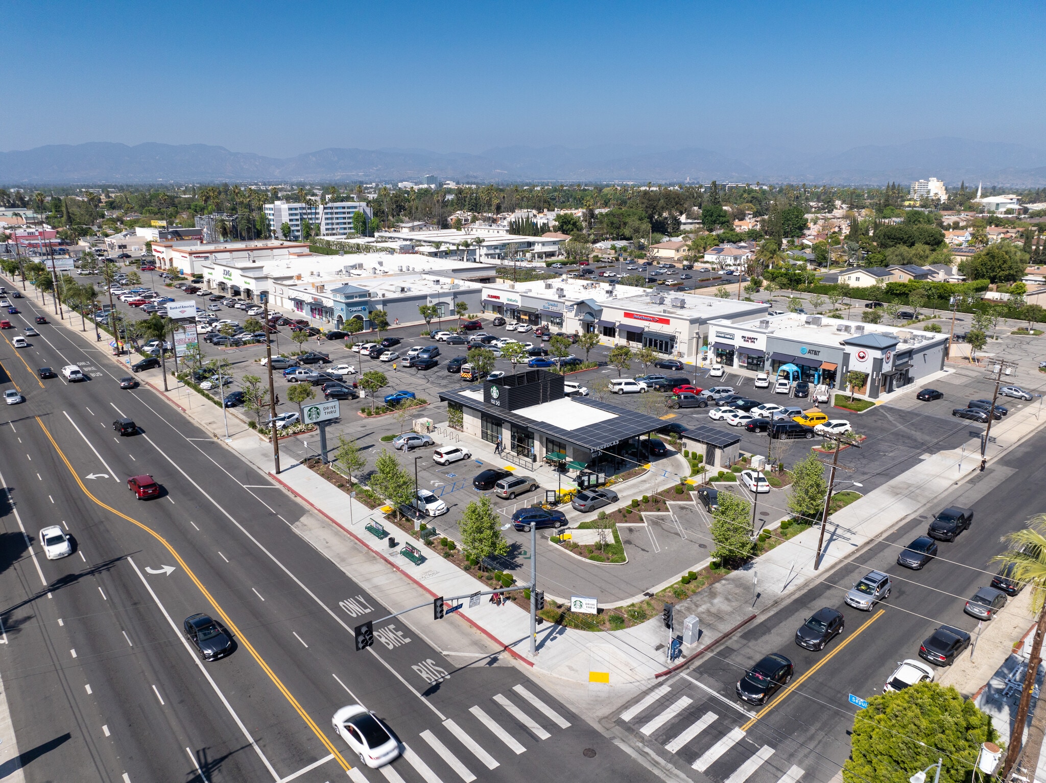 7060-7076 Sepulveda Blvd, Van Nuys, CA à louer Photo principale- Image 1 de 14