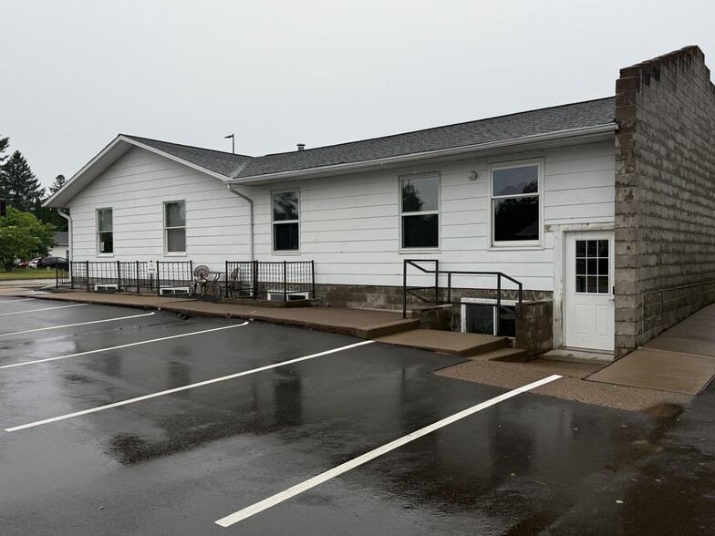 1202 N Broadway St, Menomonie, WI à louer - Photo du bâtiment - Image 3 de 8