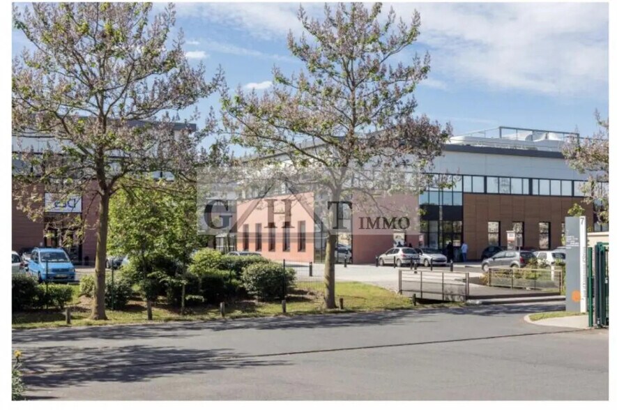 Office in Villeneuve-la-Garenne for lease - Building Photo - Image 1 of 3