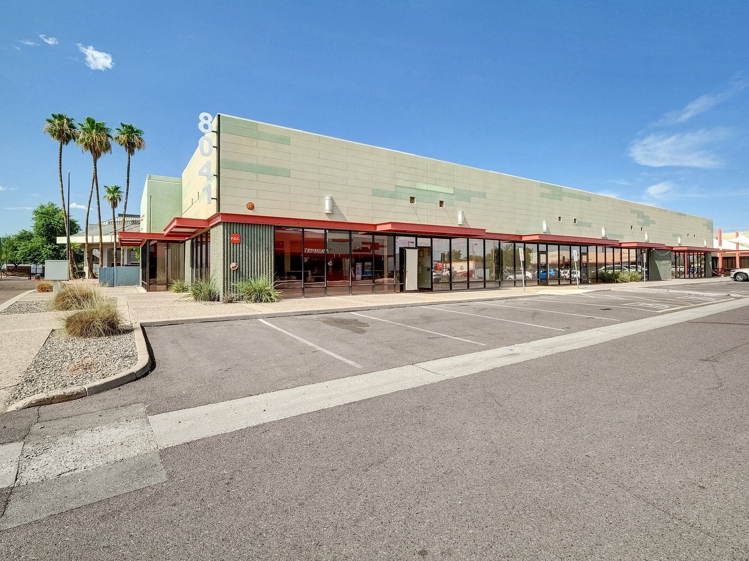 8041 N Black Canyon Fwy, Phoenix, AZ à louer Photo du bâtiment- Image 1 de 4