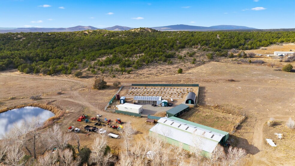 1496 NM-522, San Cristobal, NM à vendre - Photo du bâtiment - Image 3 de 50
