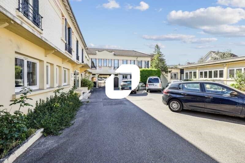 Bureau dans Nanterre à louer - Photo du bâtiment - Image 2 de 16