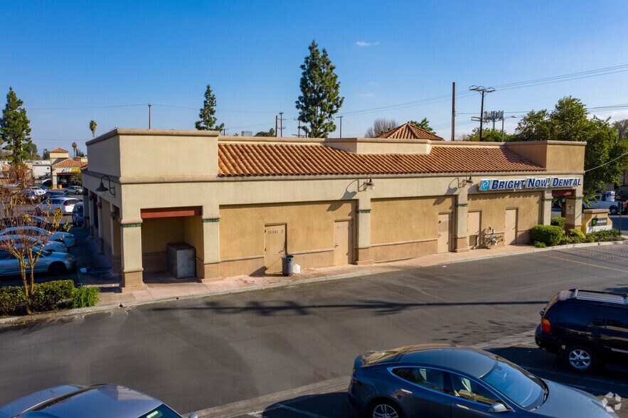 19301-19371 Saticoy St, Reseda, CA à louer - Photo du bâtiment - Image 3 de 12